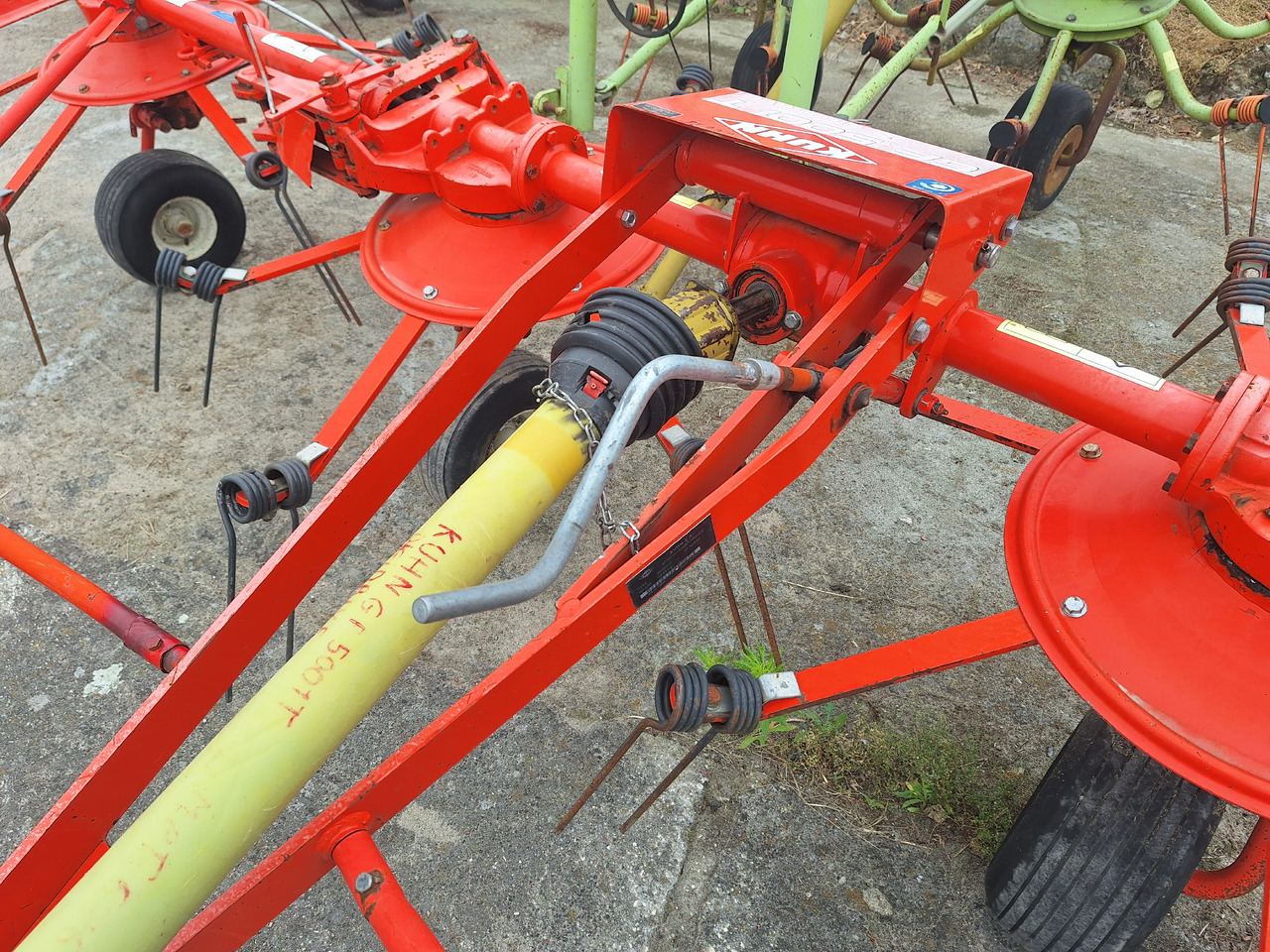 KUHN 5001T - Tedder/ Rake: picture 4 KUHN 5001T - Tedder/ Rake: picture 4