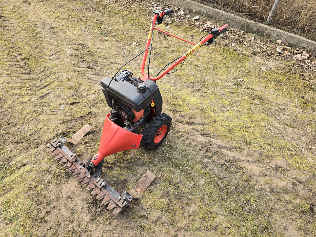 Kosiarka spalinowa listwowa do wysokiej trawy, zarośli - Garden mower: picture 1 Kosiarka spalinowa listwowa do wysokiej trawy, zarośli - Garden mower: picture 1