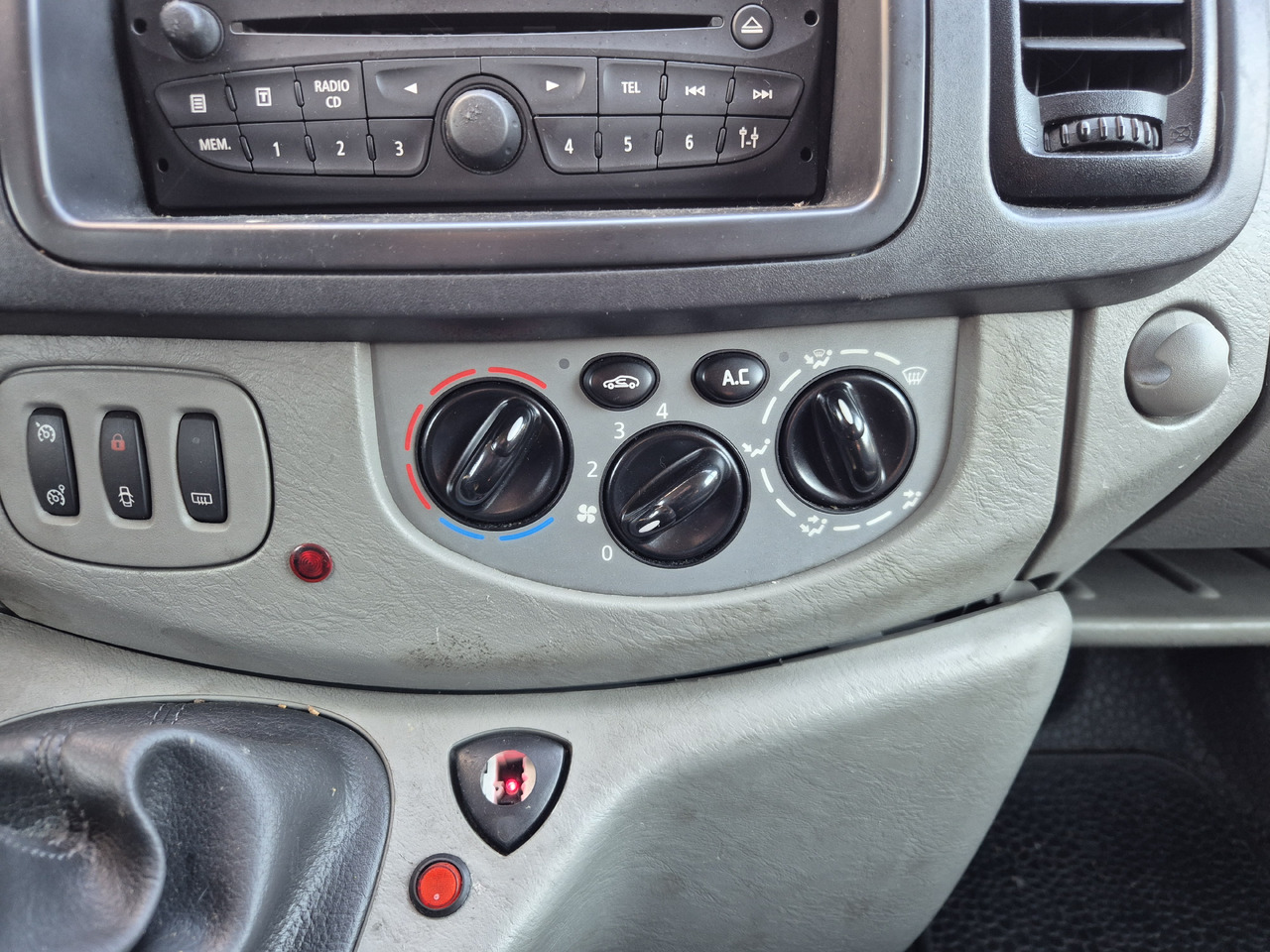 RENAULT Trafic 2.0 dCi 115 KM - Ambulance: picture 4 RENAULT Trafic 2.0 dCi 115 KM - Ambulance: picture 4