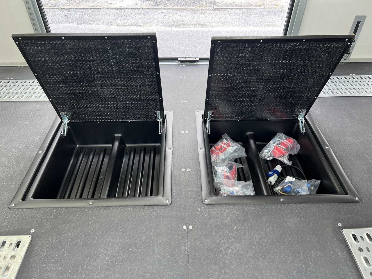 Autotransporter trailer BRIAN_JAMES Race Transporter 7 Autotransporter geschlossen: picture 13