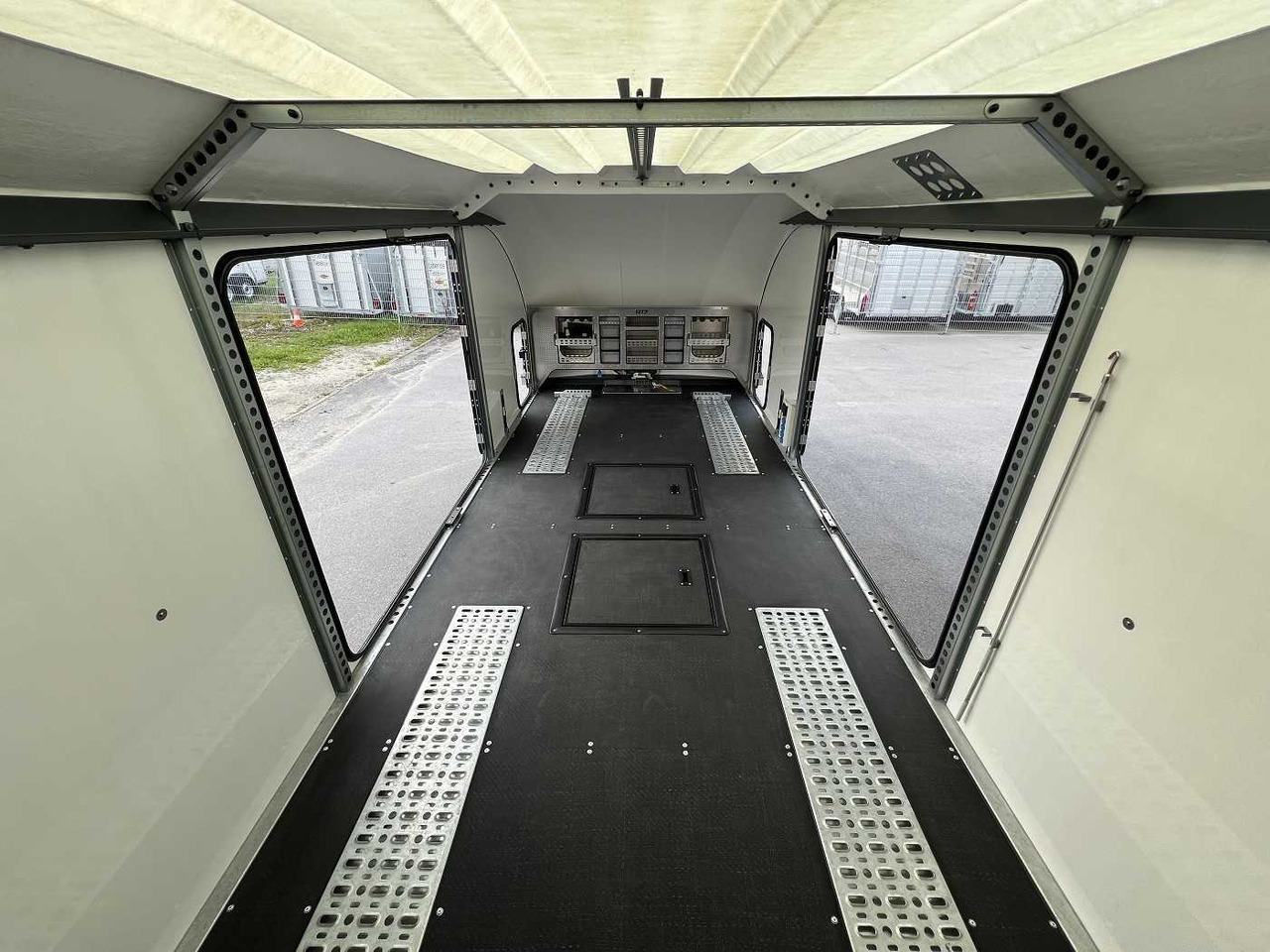 Autotransporter trailer BRIAN_JAMES Race Transporter 7 Autotransporter geschlossen: picture 12