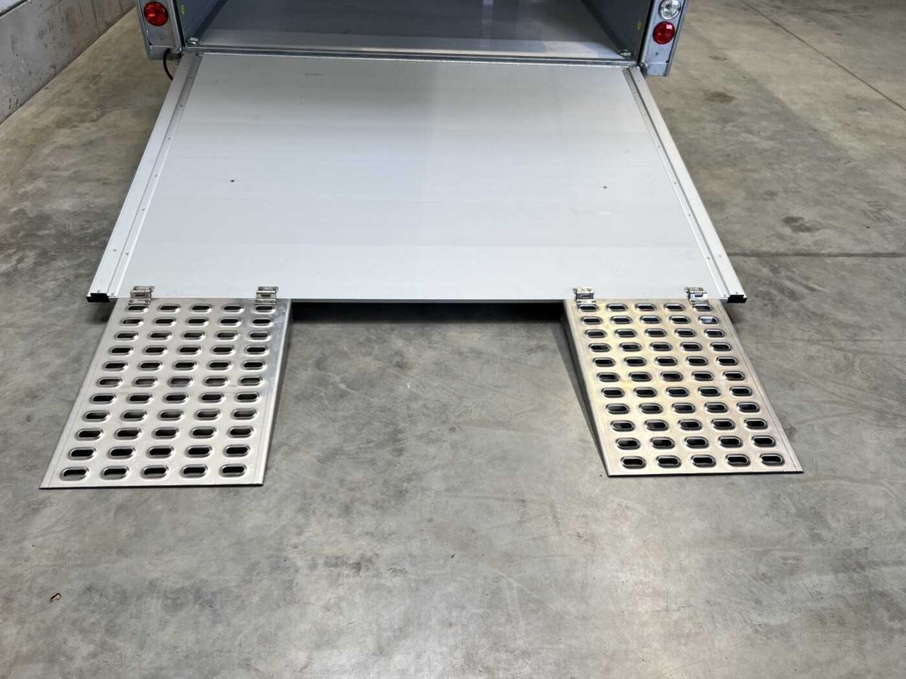 CHEVAL LIBERTE DEBON C1000 Roadster Autotransporter geschlossen - Autotransporter trailer: picture 4 CHEVAL LIBERTE DEBON C1000 Roadster Autotransporter geschlossen - Autotransporter trailer: picture 4