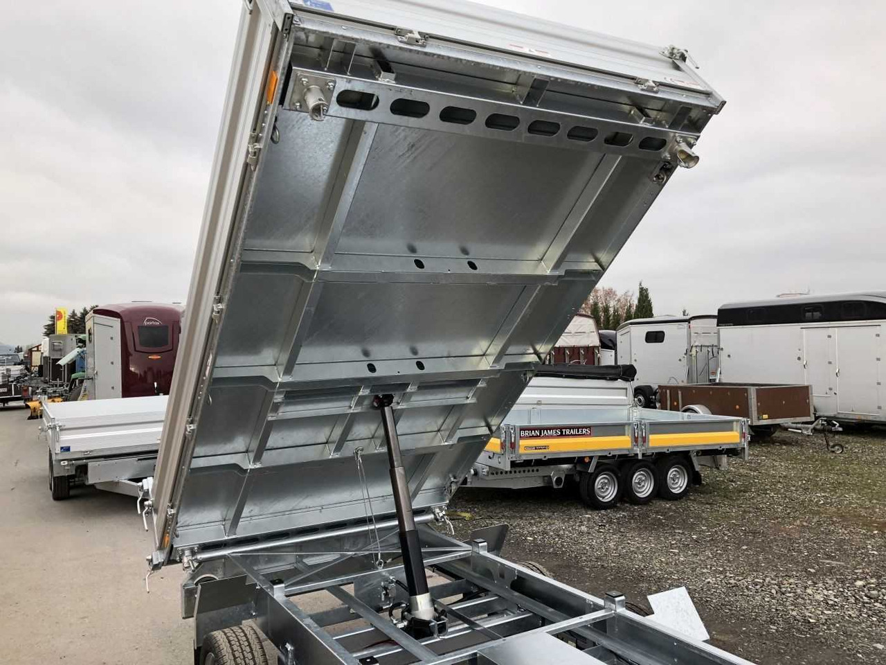 HUMBAUR HTK 3000.31 Dreiseitenkipper - Tipper trailer: picture 5 HUMBAUR HTK 3000.31 Dreiseitenkipper - Tipper trailer: picture 5