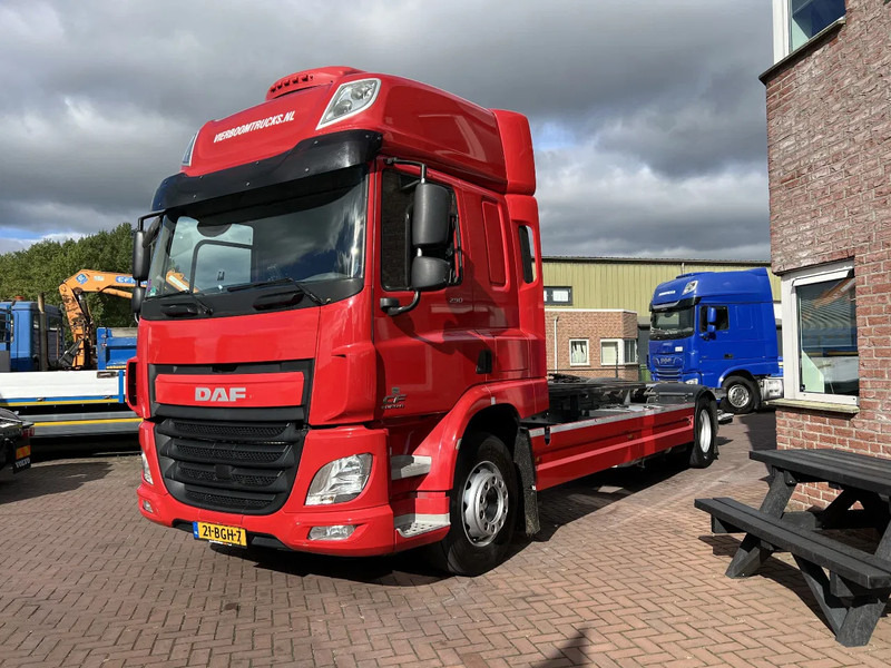DAF CF 290 4X2 EURO6 SPACECAB RENOVA / VANGMUIL / LAADKLEP / TOP STAAT - Container transporter/ Swap body truck: picture 2 DAF CF 290 4X2 EURO6 SPACECAB RENOVA / VANGMUIL / LAADKLEP / TOP STAAT - Container transporter/ Swap body truck: picture 2
