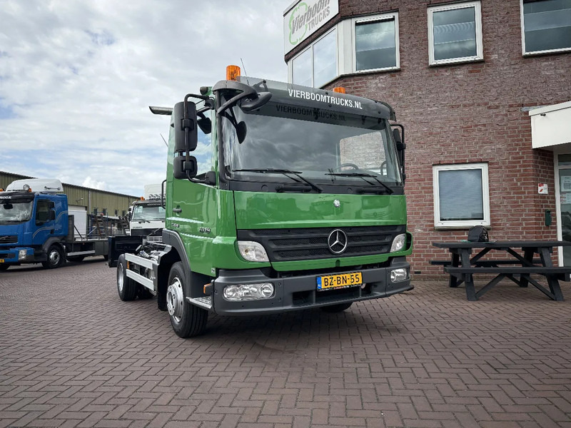 Mercedes-Benz Atego 1018 Atego 1018 4X2 Schaltgetriebe / PTO / 348tkm / Blattfederung / Top Zustand - Cab chassis truck: picture 1 Mercedes-Benz Atego 1018 Atego 1018 4X2 Schaltgetriebe / PTO / 348tkm / Blattfederung / Top Zustand - Cab chassis truck: picture 1