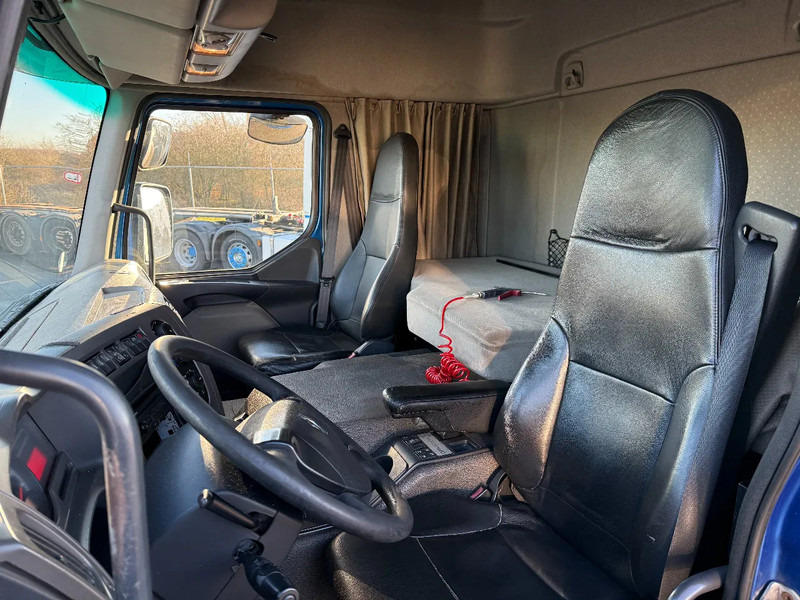 Renault Premium 380.26 6X2 BDF with box and lift - Box truck: picture 4 Renault Premium 380.26 6X2 BDF with box and lift - Box truck: picture 4