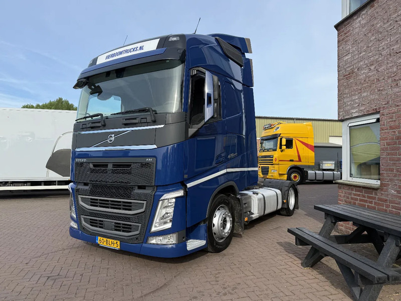 Volvo FH FH420 Globetrotter lowdeck / 2x tank / acc / Volvo Service / Top condition NL Truck - Tractor unit: picture 2 Volvo FH FH420 Globetrotter lowdeck / 2x tank / acc / Volvo Service / Top condition NL Truck - Tractor unit: picture 2