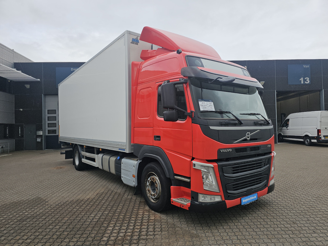 Volvo FM340 - Box truck: picture 2 Volvo FM340 - Box truck: picture 2