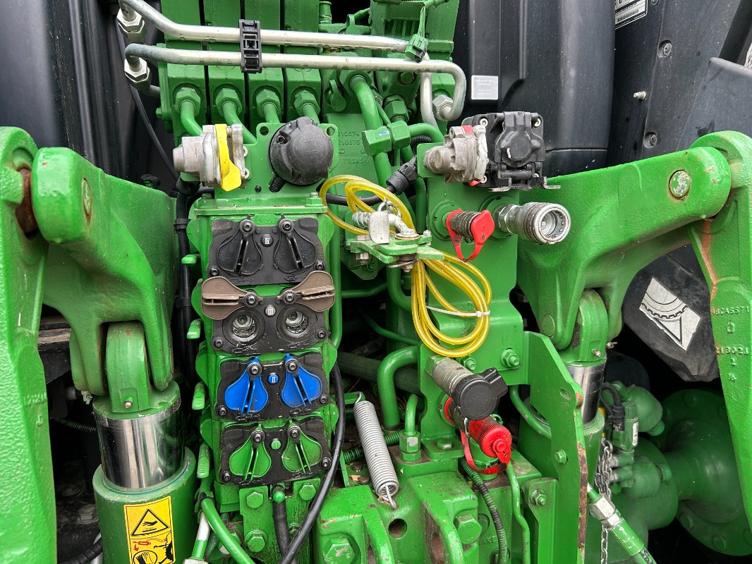John Deere 6215R - Farm tractor: picture 4 John Deere 6215R - Farm tractor: picture 4