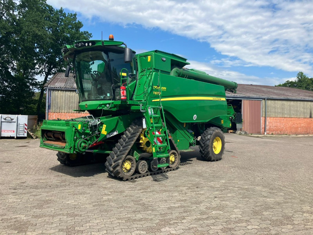 John Deere T670 - Combine harvester: picture 1 John Deere T670 - Combine harvester: picture 1