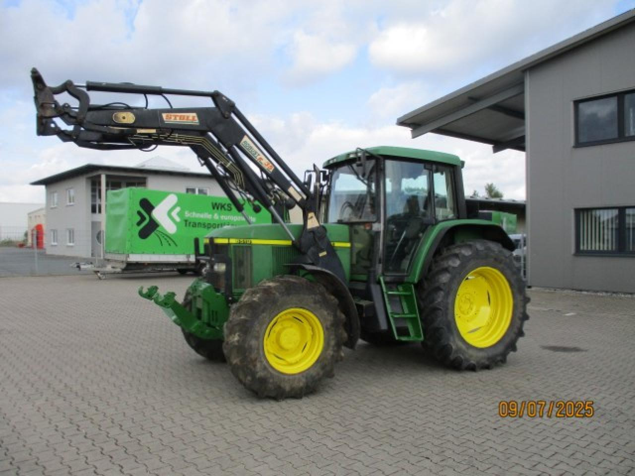 John Deere 6510 - Farm tractor: picture 1 John Deere 6510 - Farm tractor: picture 1