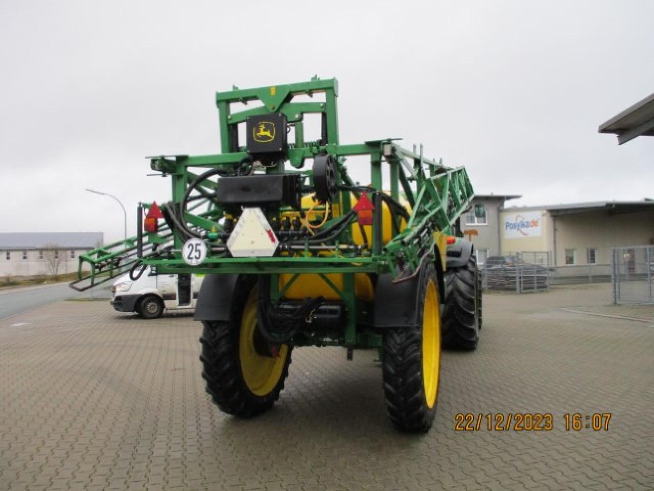 John Deere 740 - Trailed sprayer: picture 4 John Deere 740 - Trailed sprayer: picture 4