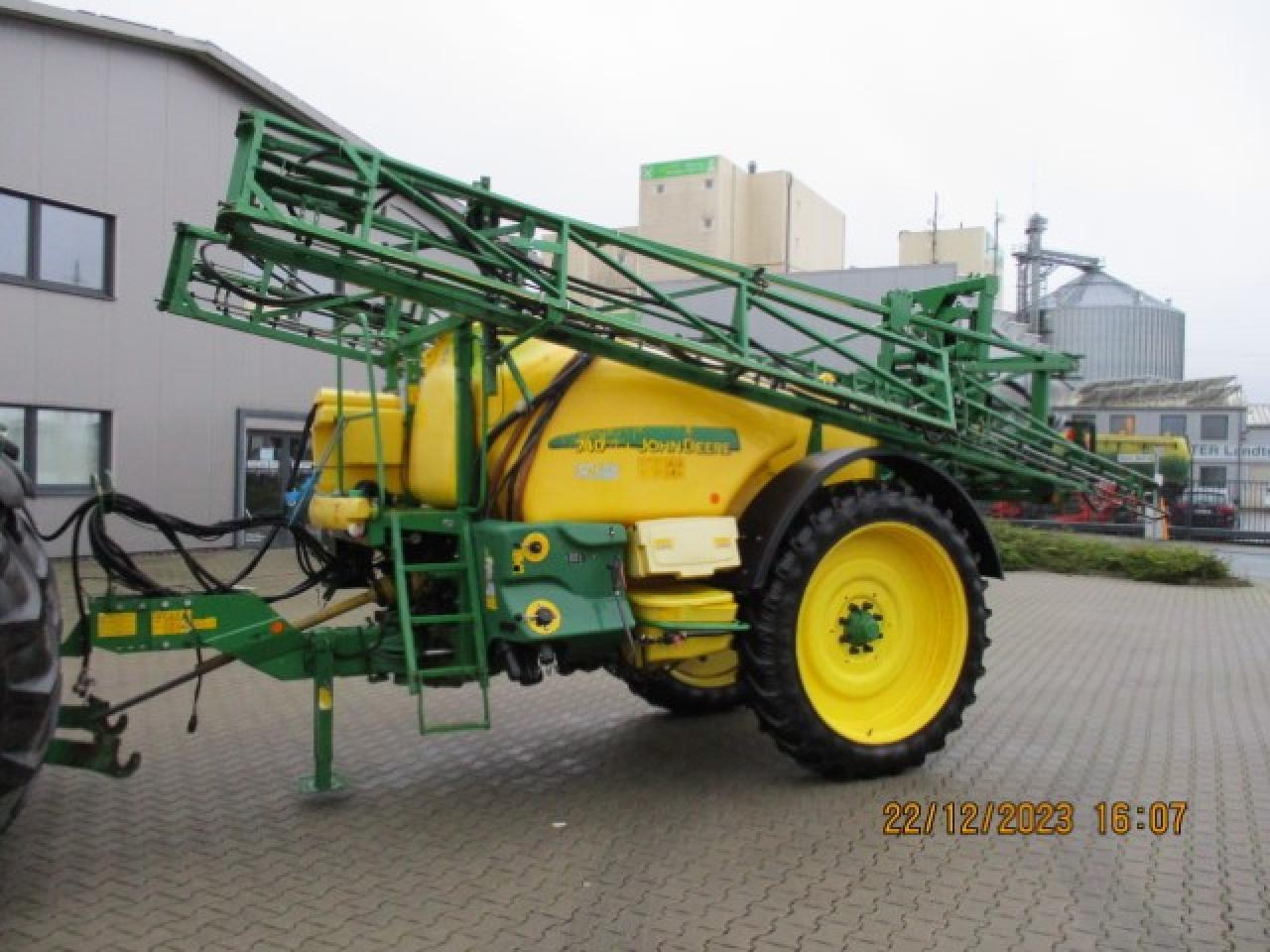 John Deere 740 - Trailed sprayer: picture 1 John Deere 740 - Trailed sprayer: picture 1