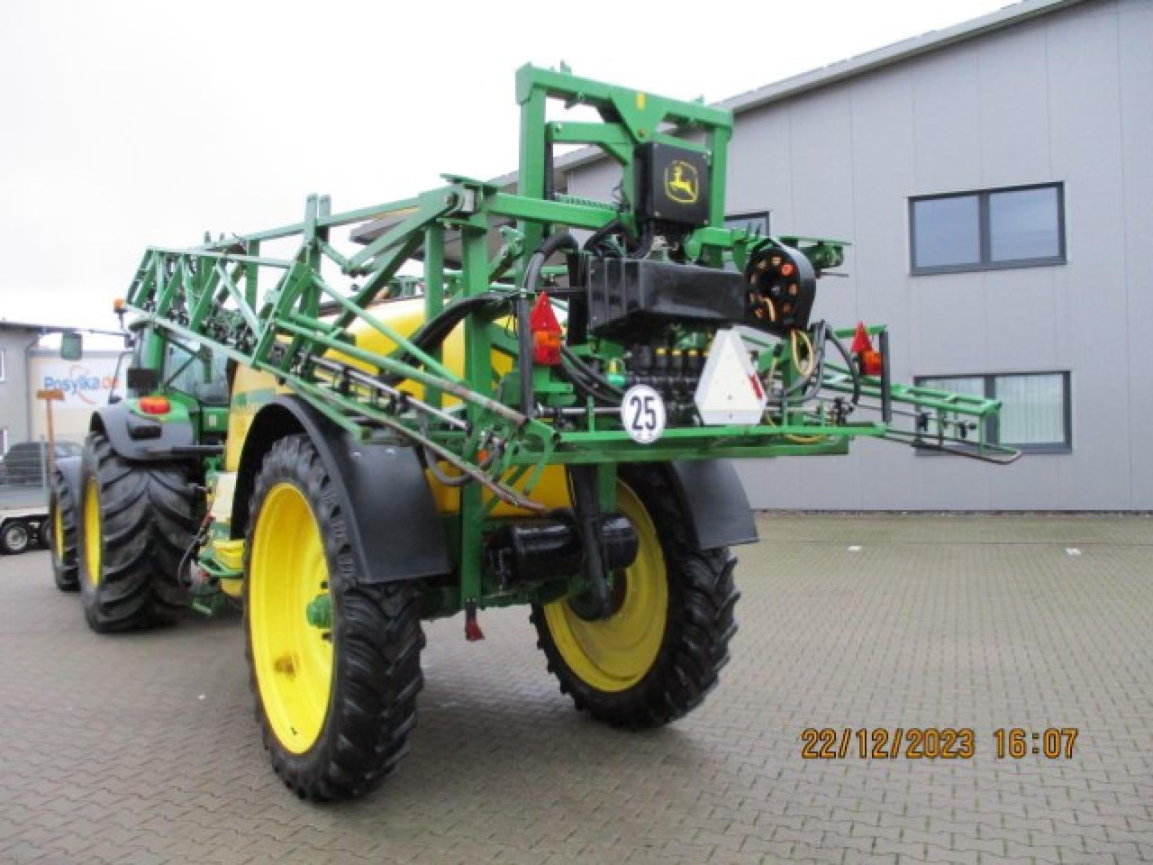 John Deere 740 - Trailed sprayer: picture 3 John Deere 740 - Trailed sprayer: picture 3