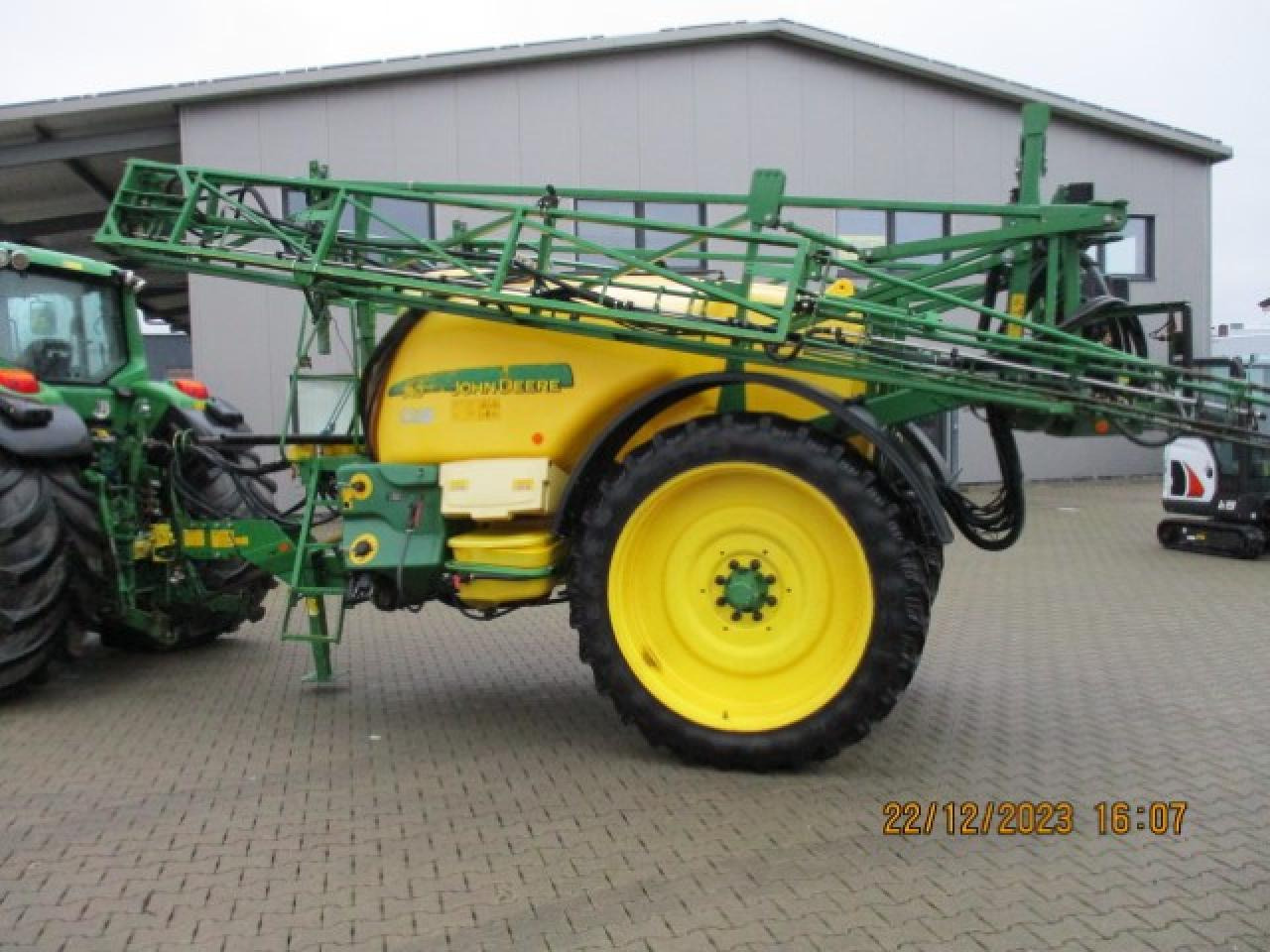 John Deere 740 - Trailed sprayer: picture 2 John Deere 740 - Trailed sprayer: picture 2