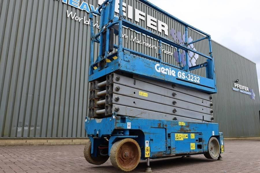 Genie GS3232 Hydraulic Outriggers, Electric, 11.75m Work - Scissor lift: picture 4 Genie GS3232 Hydraulic Outriggers, Electric, 11.75m Work - Scissor lift: picture 4