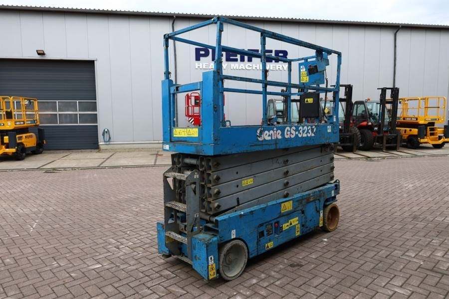 Genie GS3232 Hydraulic Outriggers, Electric, 11.75m Work - Scissor lift: picture 2 Genie GS3232 Hydraulic Outriggers, Electric, 11.75m Work - Scissor lift: picture 2