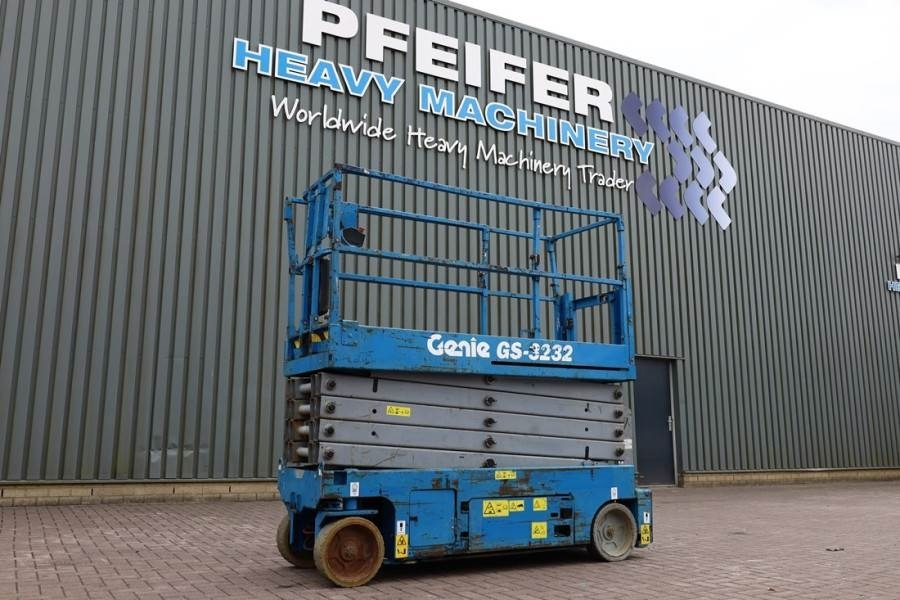 Genie GS3232 Hydraulic Outriggers, Electric, 11.75m Work - Scissor lift: picture 1 Genie GS3232 Hydraulic Outriggers, Electric, 11.75m Work - Scissor lift: picture 1