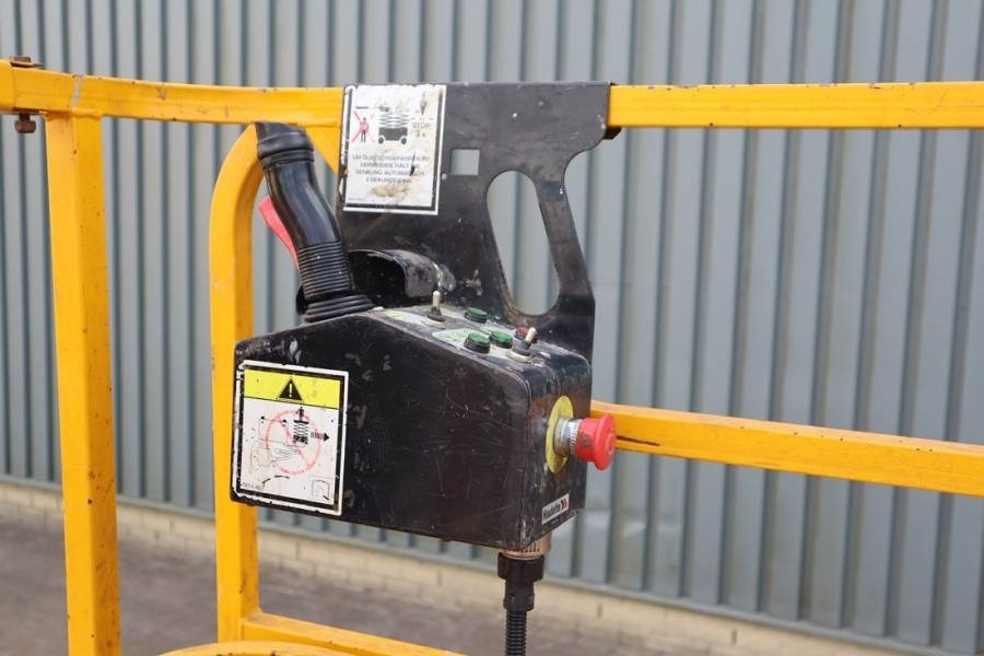 Haulotte Compact 12 Electric, 12m Working Height, 300kg Cap - Scissor lift: picture 4 Haulotte Compact 12 Electric, 12m Working Height, 300kg Cap - Scissor lift: picture 4