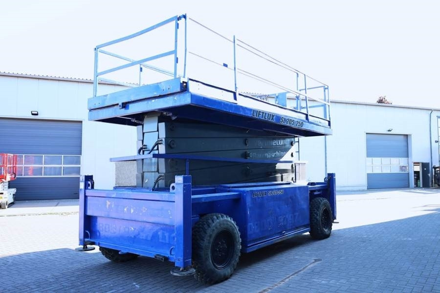 Liftlux SL205-25D Diesel, 4x4 Drive, Hydraulic Deck Extens - Scissor lift: picture 2 Liftlux SL205-25D Diesel, 4x4 Drive, Hydraulic Deck Extens - Scissor lift: picture 2
