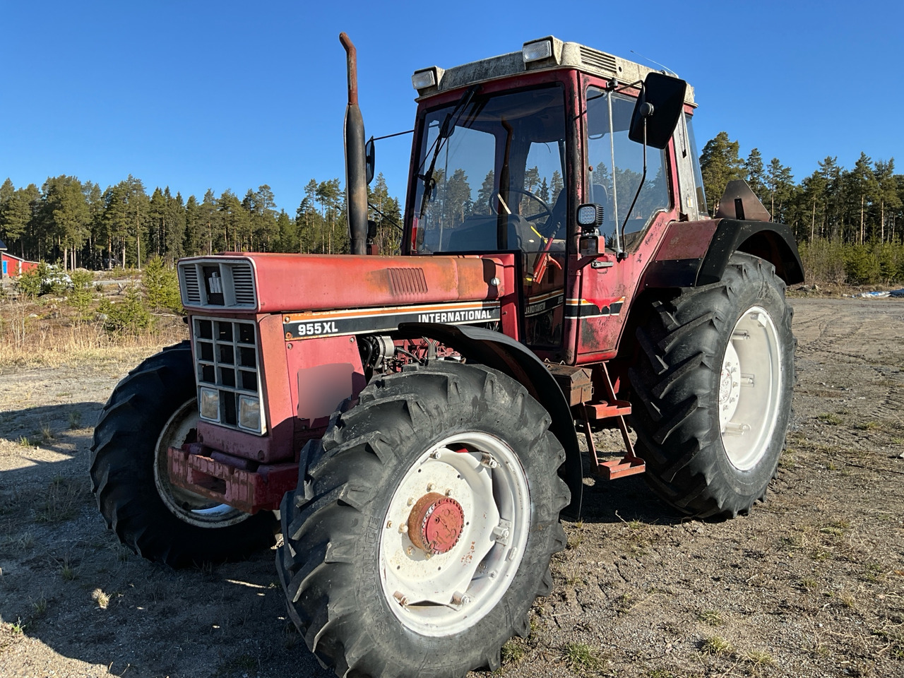 International 955XL - Farm tractor: picture 1 International 955XL - Farm tractor: picture 1