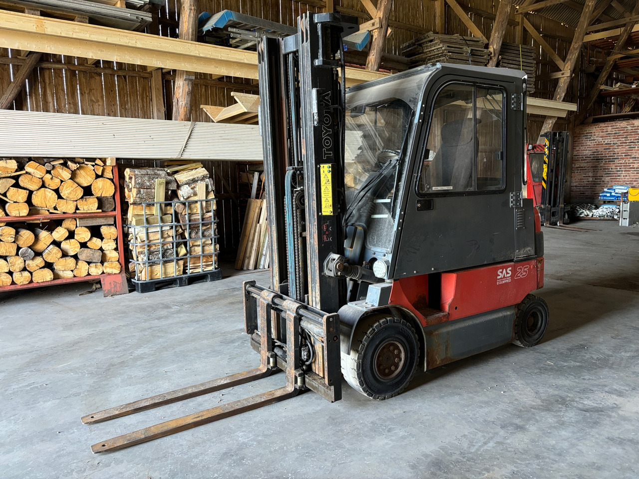 Toyota 7FBMF25 - Material handling equipment: picture 1 Toyota 7FBMF25 - Material handling equipment: picture 1