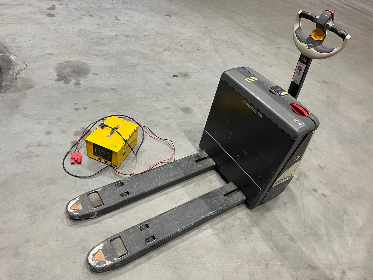WP Crown 3000 series - Material handling equipment: picture 1 WP Crown 3000 series - Material handling equipment: picture 1