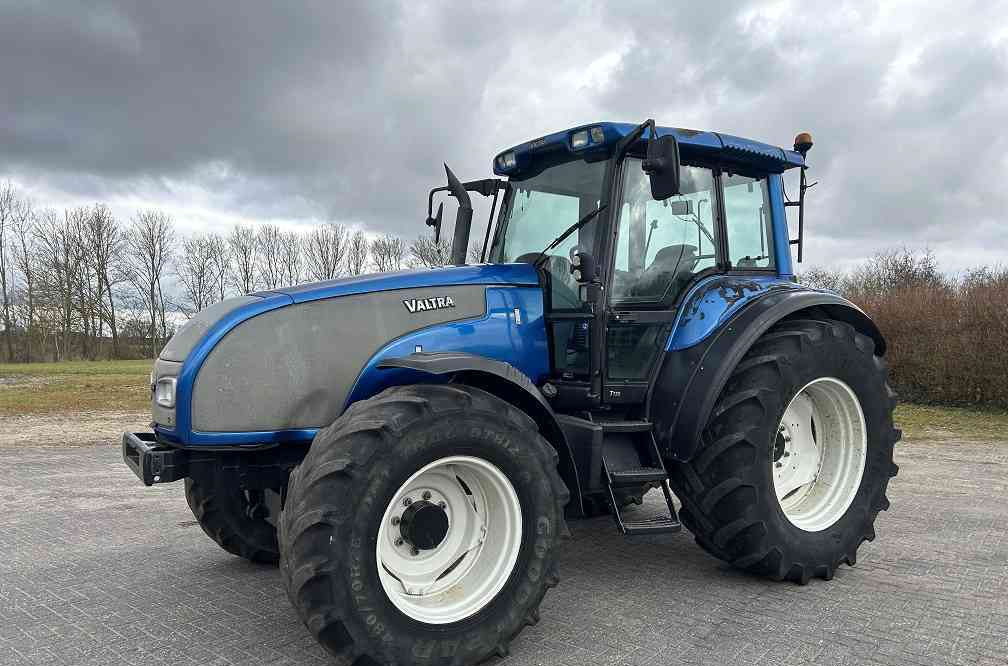 Valtra T130 - Farm tractor: picture 1 Valtra T130 - Farm tractor: picture 1