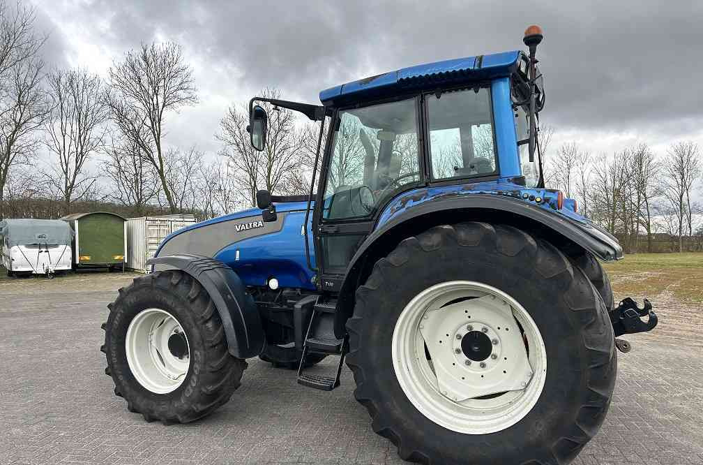 Valtra T130 - Farm tractor: picture 2 Valtra T130 - Farm tractor: picture 2