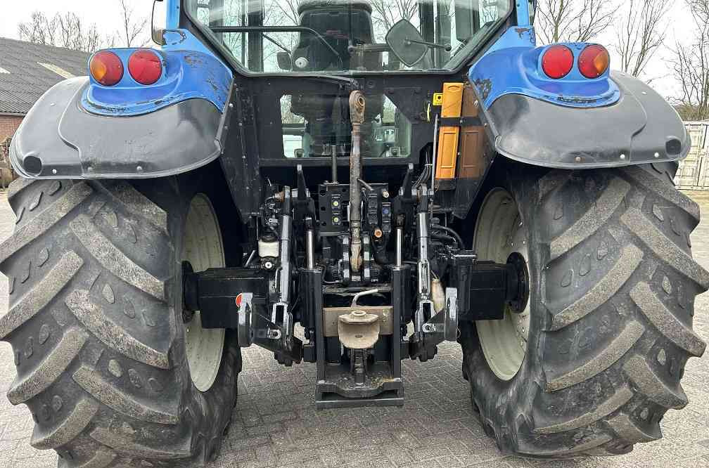 Valtra T130 - Farm tractor: picture 3 Valtra T130 - Farm tractor: picture 3