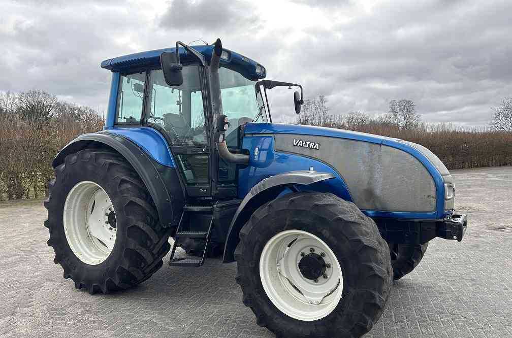 Valtra T130 - Farm tractor: picture 4 Valtra T130 - Farm tractor: picture 4