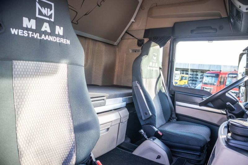 Interior photo 2: Dropside/ Flatbed truck, Crane truck MAN TGS 35.420 BL-8X4-4 +HIAB 188 E-2