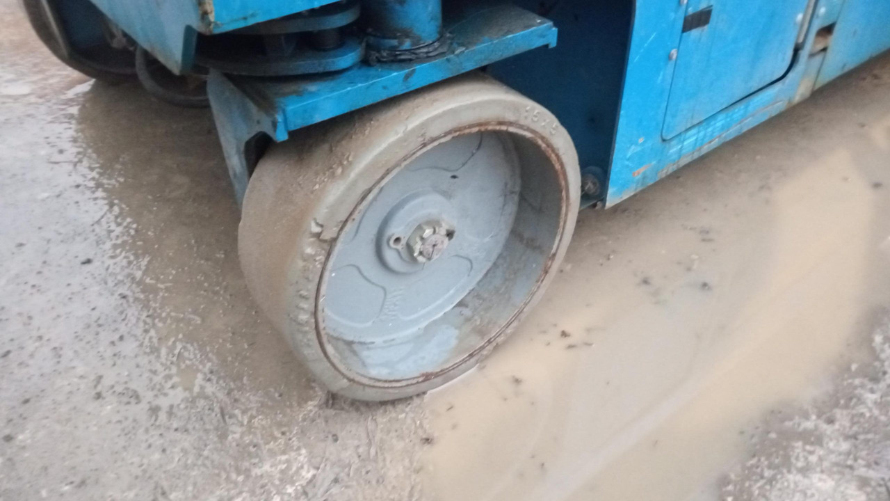 Scissor lift GENIE GS4047: picture 11