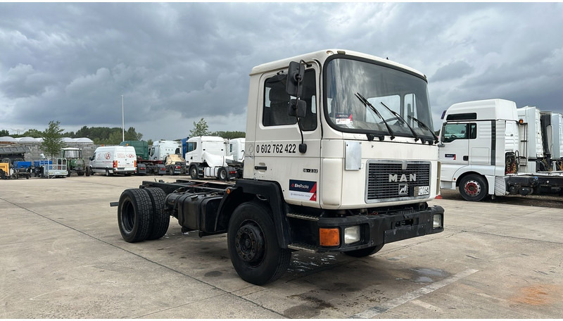 MAN 18.232 (MANUAL PUMP / 6 CYLINDER / POMPE MANUELLE / LAMES / STEEL SUSPENSION) - Cab chassis truck: picture 4 MAN 18.232 (MANUAL PUMP / 6 CYLINDER / POMPE MANUELLE / LAMES / STEEL SUSPENSION) - Cab chassis truck: picture 4