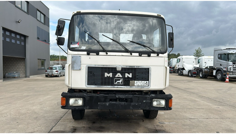 MAN 18.232 (MANUAL PUMP / 6 CYLINDER / POMPE MANUELLE / LAMES / STEEL SUSPENSION) - Cab chassis truck: picture 2 MAN 18.232 (MANUAL PUMP / 6 CYLINDER / POMPE MANUELLE / LAMES / STEEL SUSPENSION) - Cab chassis truck: picture 2
