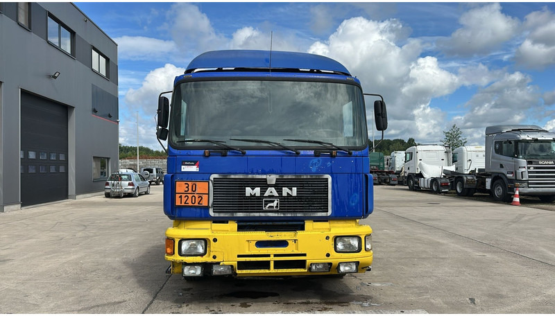 MAN 26.402 (18.000 L / 6X2 / 6 CYLINDER / FRONT STEEL / 3 COMPARTIMENTS) - Tank truck: picture 2 MAN 26.402 (18.000 L / 6X2 / 6 CYLINDER / FRONT STEEL / 3 COMPARTIMENTS) - Tank truck: picture 2