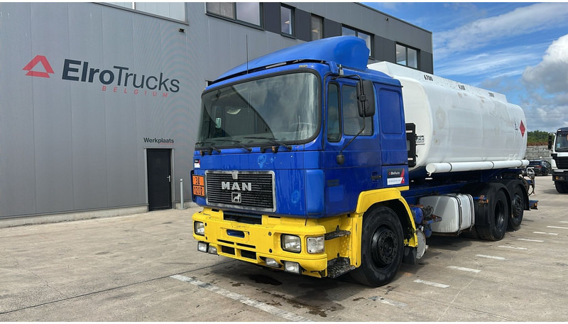 MAN 26.402 (18.000 L / 6X2 / 6 CYLINDER / FRONT STEEL / 3 COMPARTIMENTS) - Tank truck: picture 1 MAN 26.402 (18.000 L / 6X2 / 6 CYLINDER / FRONT STEEL / 3 COMPARTIMENTS) - Tank truck: picture 1