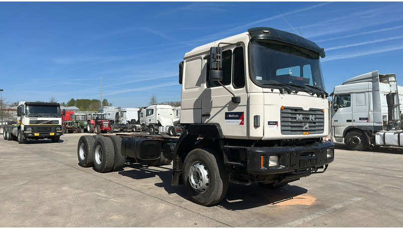 MAN 33.464 (6 CYLINDER / EURO 2 / SEMI MANUAL PUMP / BIG AXLE / STEEL SUSP. / LAMES) - Cab chassis truck: picture 3 MAN 33.464 (6 CYLINDER / EURO 2 / SEMI MANUAL PUMP / BIG AXLE / STEEL SUSP. / LAMES) - Cab chassis truck: picture 3