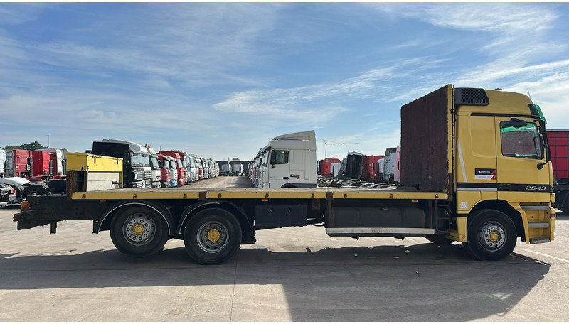 Mercedes-Benz ACTROS 2543 (EPS / 3 PEDALES / LAMES DEVANT / STEEL FRONT / PARFAIT ETAT !! / V6) - Dropside/ Flatbed truck: picture 4 Mercedes-Benz ACTROS 2543 (EPS / 3 PEDALES / LAMES DEVANT / STEEL FRONT / PARFAIT ETAT !! / V6) - Dropside/ Flatbed truck: picture 4
