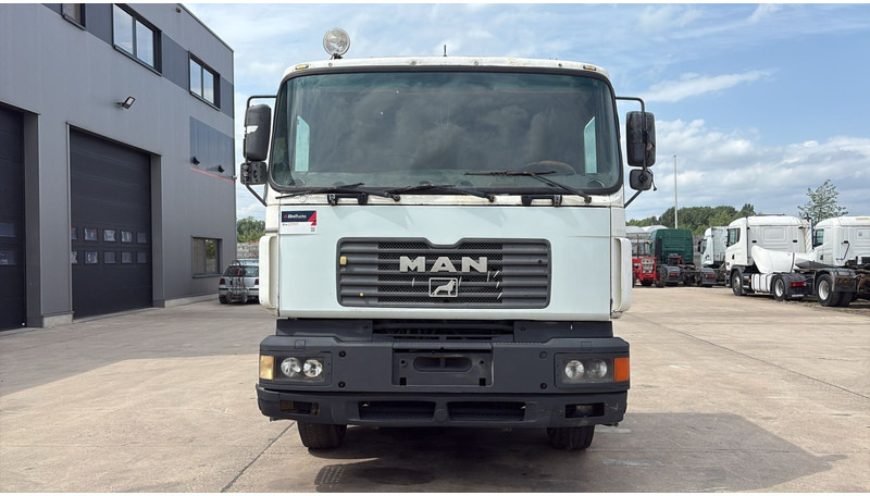 MAN 25.403 (6X2 / 6 CYLINDER / EURO 2 / MANUAL GEARBOX / 8 TYRES) - Tractor unit: picture 5 MAN 25.403 (6X2 / 6 CYLINDER / EURO 2 / MANUAL GEARBOX / 8 TYRES) - Tractor unit: picture 5