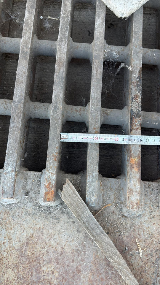 Sumitomo SH330 Screen Bucket - Excavator bucket for Crawler excavator: picture 4 Sumitomo SH330 Screen Bucket - Excavator bucket for Crawler excavator: picture 4