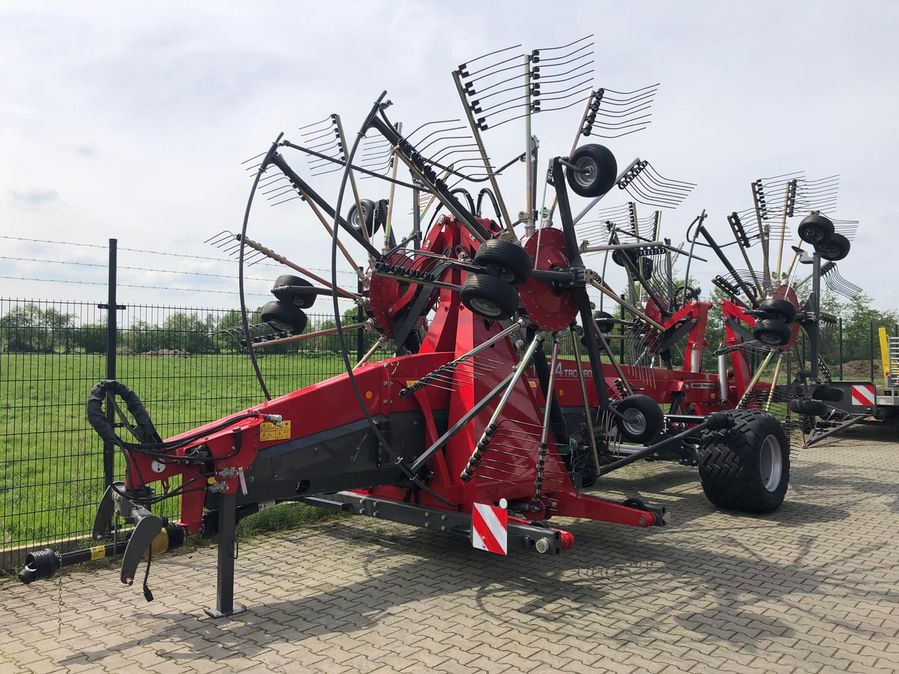 Massey Ferguson RK 1404 TRC-PRO - Tedder/ Rake: picture 1 Massey Ferguson RK 1404 TRC-PRO - Tedder/ Rake: picture 1