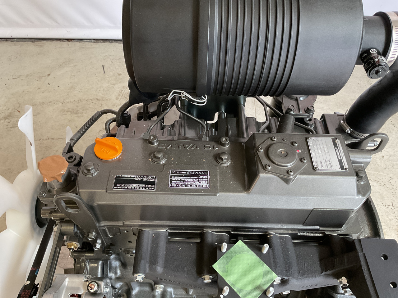 Yanmar 4TNV98 - Engine: picture 3 Yanmar 4TNV98 - Engine: picture 3