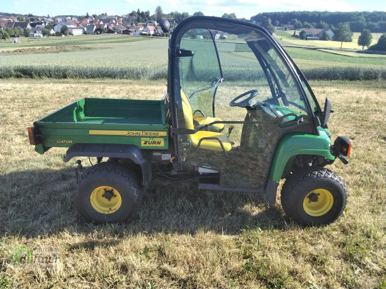 John Deere Gator 4X2 - Other machinery: picture 1 John Deere Gator 4X2 - Other machinery: picture 1