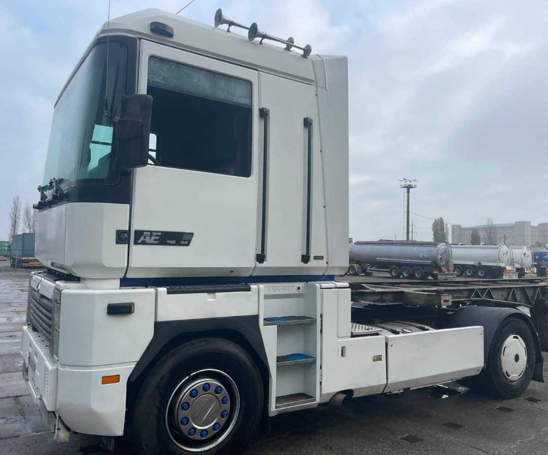 RENAULT - Tractor unit: picture 2 RENAULT - Tractor unit: picture 2