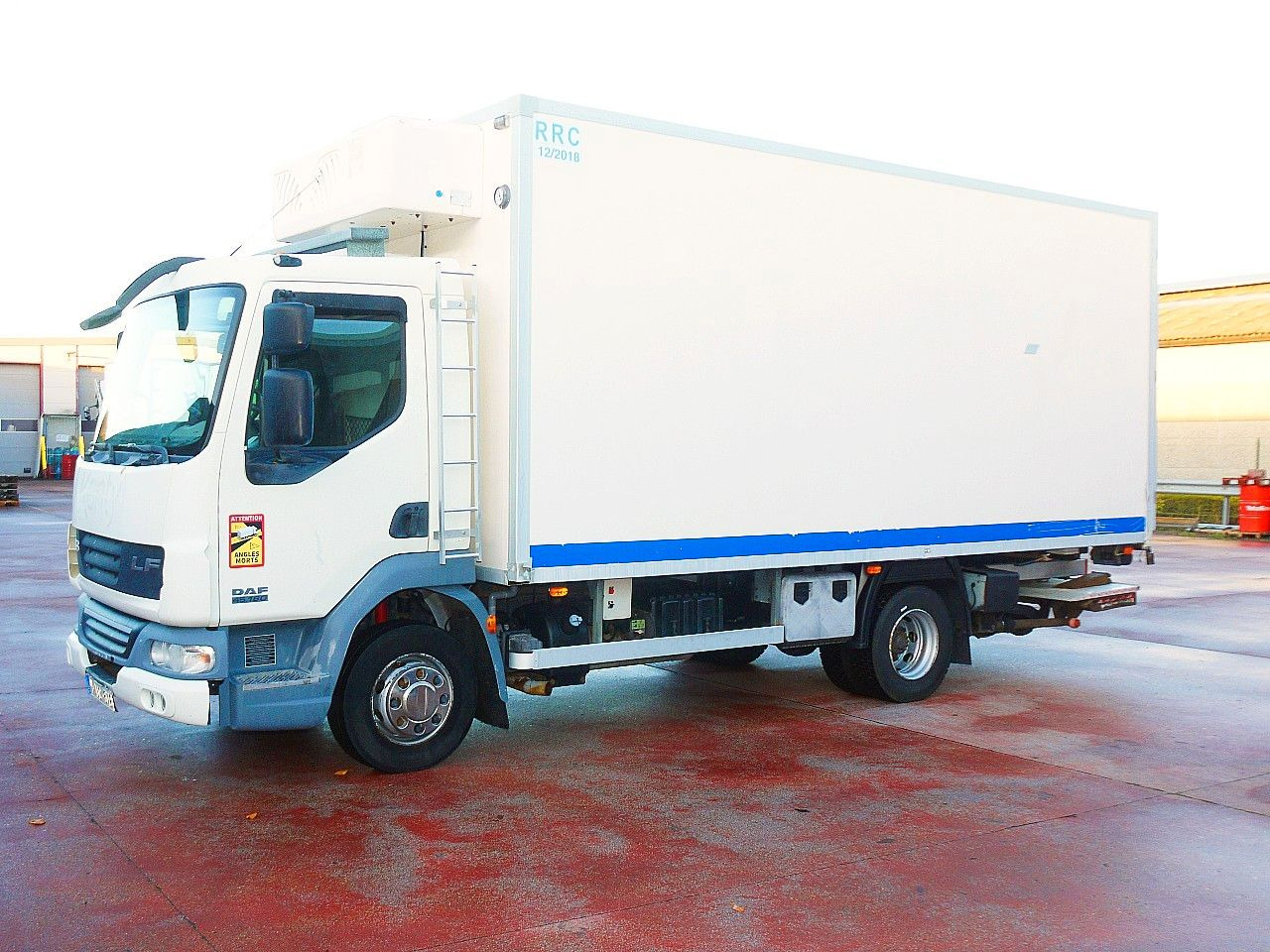 DAF LF 45.160 ISOTHERM KOFFER LADEBORDWAND - Refrigerator truck: picture 4 DAF LF 45.160 ISOTHERM KOFFER LADEBORDWAND - Refrigerator truck: picture 4