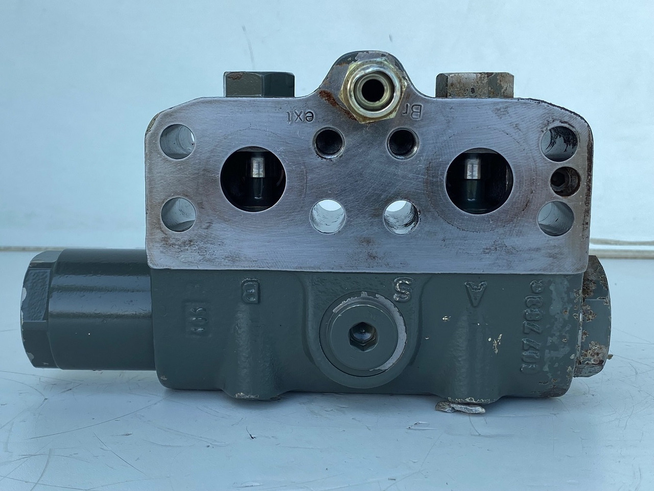 Liebherr Bremsventil ID-Nr.10471957. LOS914, LOS924, R902, R904, R912, R914, R922, R924, R924 COMP, R924 COMPA. #STM20.05## - Final drive for Crawler excavator: picture 3 Liebherr Bremsventil ID-Nr.10471957. LOS914, LOS924, R902, R904, R912, R914, R922, R924, R924 COMP, R924 COMPA. #STM20.05## - Final drive for Crawler excavator: picture 3