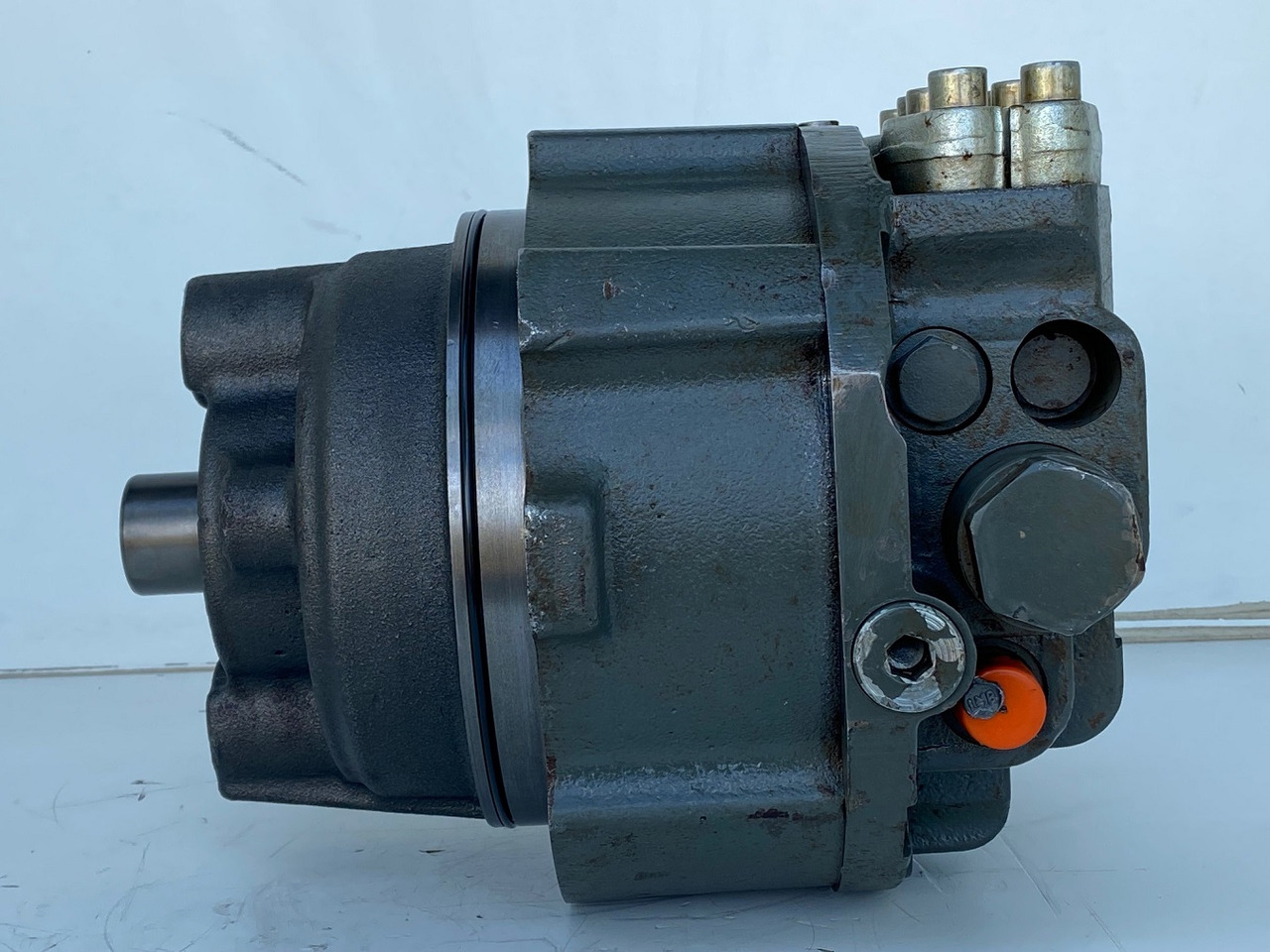 Liebherr Hydraulikeinbaumotor CMVE O 108. ID-Nr.10118562 - ID-Nr.10132610 - ID-Nr.10129048. LOS1916, LOS916, LOS926, R906, R916, R918, R920, R922, R924, R926COMP, R926, R936. #27979# - Hydraulic motor for Crawler excavator: picture 1 Liebherr Hydraulikeinbaumotor CMVE O 108. ID-Nr.10118562 - ID-Nr.10132610 - ID-Nr.10129048. LOS1916, LOS916, LOS926, R906, R916, R918, R920, R922, R924, R926COMP, R926, R936. #27979# - Hydraulic motor for Crawler excavator: picture 1