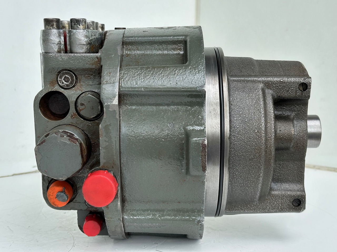Liebherr Hydraulikeinbaumotor CMVE O 108. ID-Nr.10118562 - ID-Nr.10132610 - ID-Nr.10129048. LOS1916, LOS916, LOS926, R906, R916, R918, R920, R922, R924, R926COMP, R926, R936. #28313# - Hydraulic motor for Construction machinery: picture 3 Liebherr Hydraulikeinbaumotor CMVE O 108. ID-Nr.10118562 - ID-Nr.10132610 - ID-Nr.10129048. LOS1916, LOS916, LOS926, R906, R916, R918, R920, R922, R924, R926COMP, R926, R936. #28313# - Hydraulic motor for Construction machinery: picture 3