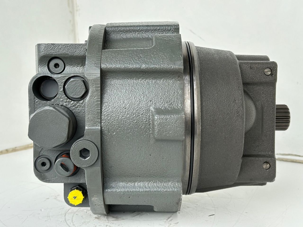 Liebherr Hydraulikeinbaumotor CMVE O 135. ID-Nr.10129570 - ID-Nr.11439804. FAT400P112 - FAT550P093. R930, R934, R936, R940, R944, R946, R950T. #10129570.21538# - Hydraulic motor for Construction machinery: picture 4 Liebherr Hydraulikeinbaumotor CMVE O 135. ID-Nr.10129570 - ID-Nr.11439804. FAT400P112 - FAT550P093. R930, R934, R936, R940, R944, R946, R950T. #10129570.21538# - Hydraulic motor for Construction machinery: picture 4